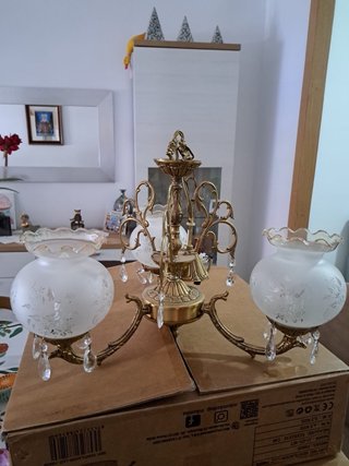 Lámpara de cristal dorada con colgantes