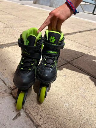 Patines en línea negros y verdes