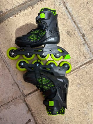 Patines en línea negros y verdes