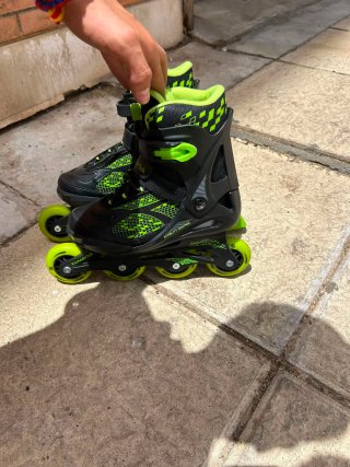 Patines en línea negros y verdes