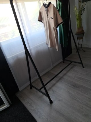 Perchero de ropa metálico