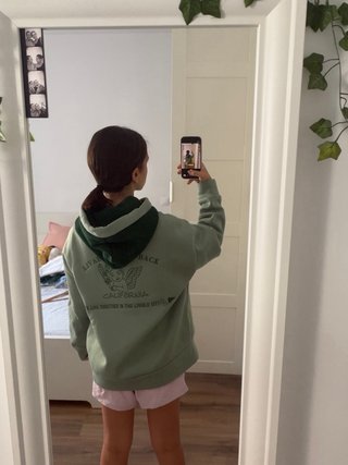 Sudadera verde con capucha