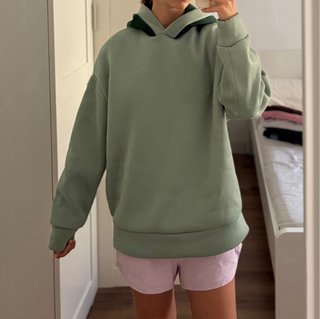 Sudadera verde con capucha