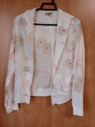 Chaqueta fina con capucha y flores