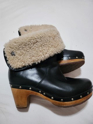 Botines UGG negros con forro de borrego