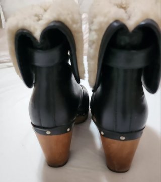 Botines UGG negros con forro de borrego