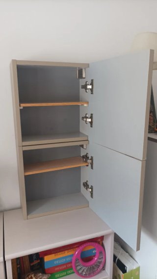 Armarios de madera color beige