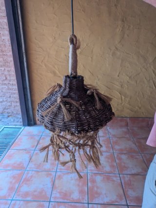 Lámpara de mimbre y yute