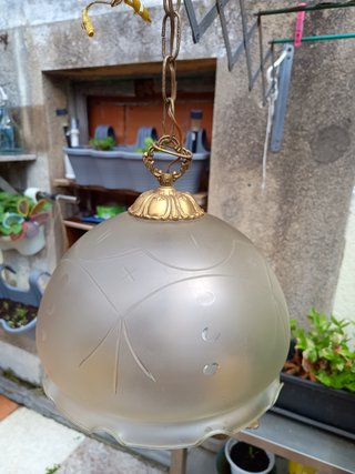 Lámpara de bronce y cristal decorado