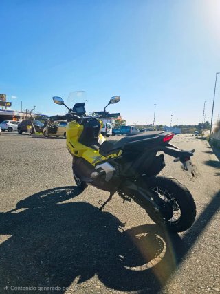 Honda X-ADV 750 Negra y Amarilla