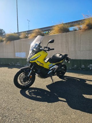 Honda X-ADV 750 Negra y Amarilla