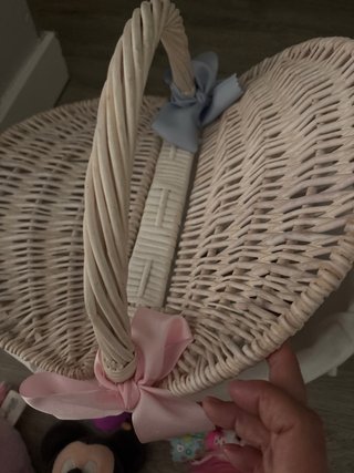 Cesta mimbre bebé con juguetes