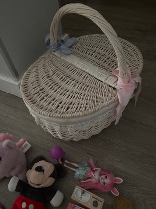 Cesta mimbre bebé con juguetes