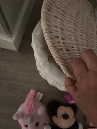 Cesta mimbre bebé con juguetes