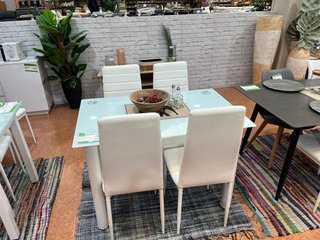 Mesa cristal 110cm + 4 sillas blancas