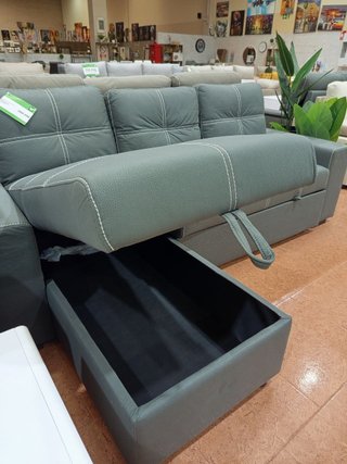Sofá chaise longue gris con arcón