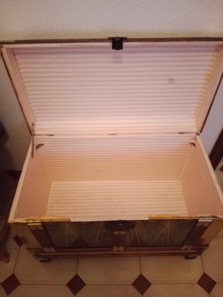 Baúl antiguo madera y metal