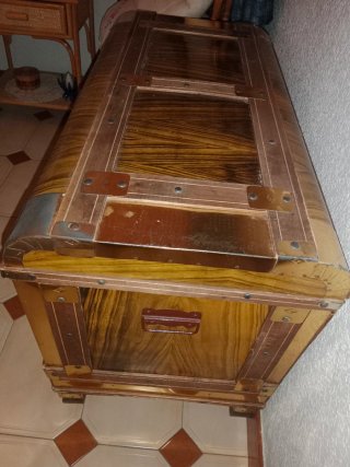 Baúl antiguo madera y metal