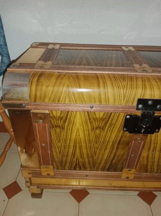 Baúl antiguo madera y metal