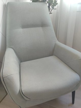 Sillón de tela verde mint con ribete negro