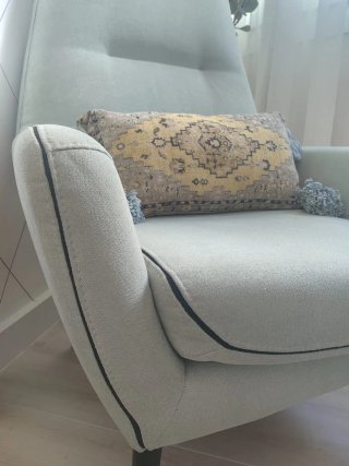 Sillón de tela verde mint con ribete negro