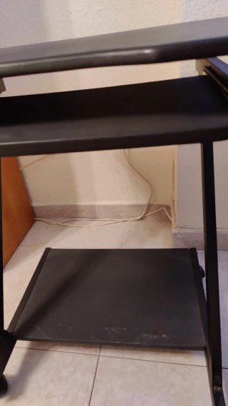 Escritorio para ordenador con bandeja
