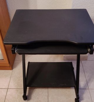 Escritorio para ordenador con bandeja
