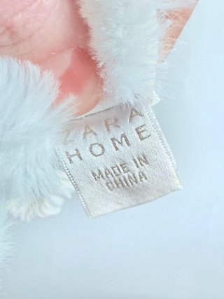 Antifaz de peluche blanco y gris de Zara