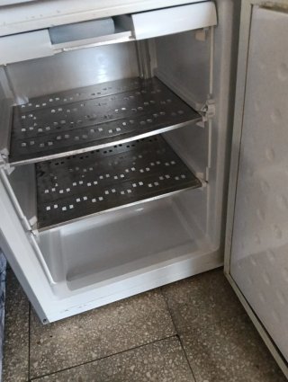 Frigorifero funzionante con decorazioni floreali