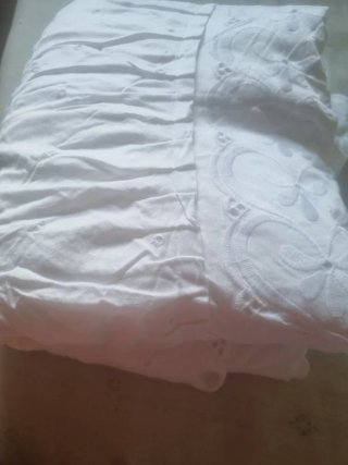 Sábana blanca con bordados tejidos
