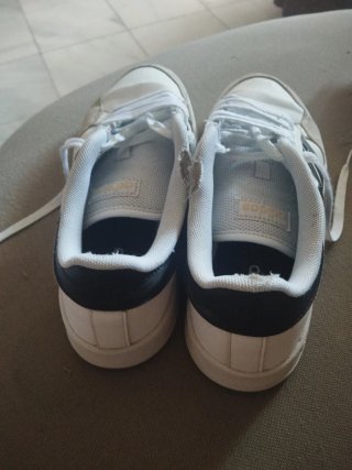 Zapatillas Adidas Beige y Blancas