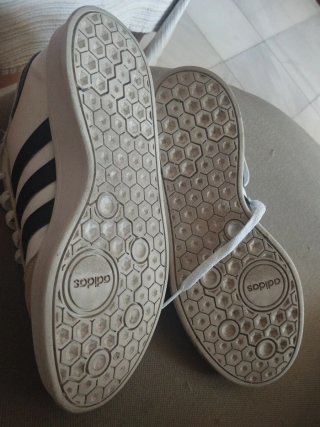 Zapatillas Adidas Beige y Blancas