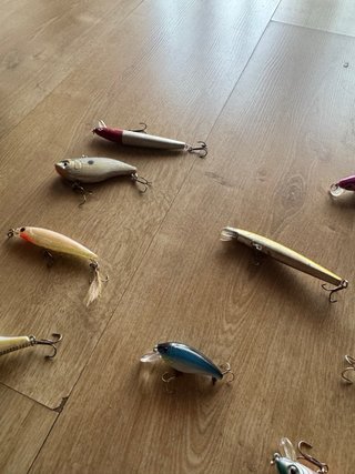 Señuelos de pesca variados