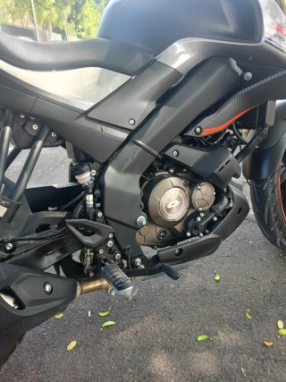 QJ Motor SRK 125 S Gris/Naranja