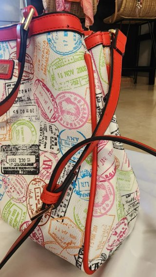 Bolso Alviero Martini estampado pasaporte