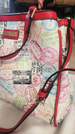 Bolso Alviero Martini estampado pasaporte