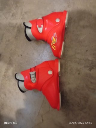Esquís infantiles rojos con botas y bastones