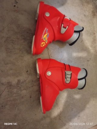Esquís infantiles rojos con botas y bastones