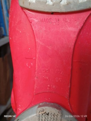 Esquís infantiles rojos con botas y bastones
