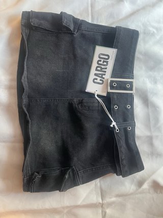 Falda cargo negra con hebilla