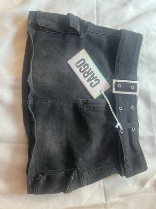 Falda cargo negra con hebilla