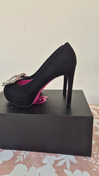 Zapatos negros Ursula Mascaro con pedrería