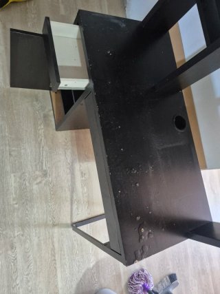 Escritorio negro con estantería