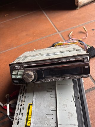 Radio CD CDE-9845RR en buen estado. con cableado
