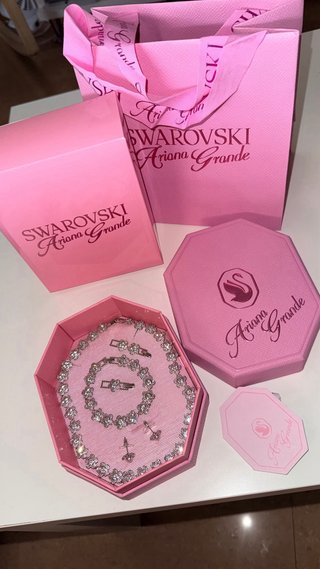 Conjunto Swarovski x Ariana Grande Capsule