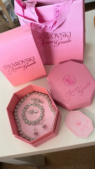 Conjunto Swarovski x Ariana Grande Capsule