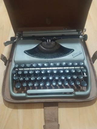 Máquina de escribir antigua Kolibri maletín