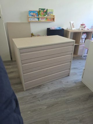 Mueble de armario beige y gris