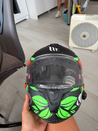 Casco de moto con diseño llamativo