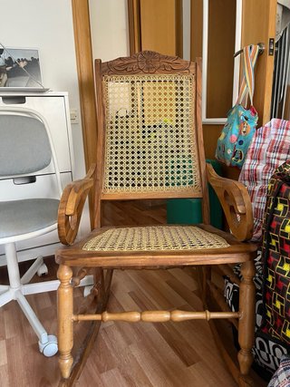 Silla de madera con asiento de ratán